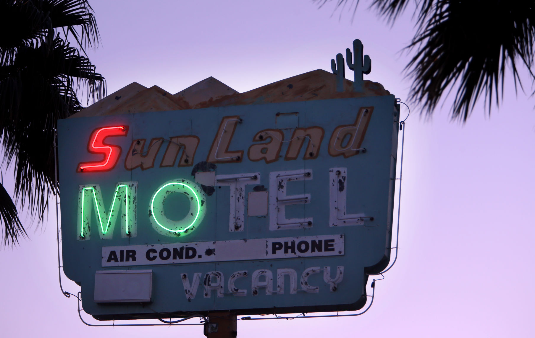 Sun Land Motel, 465 W. Miracle Mile